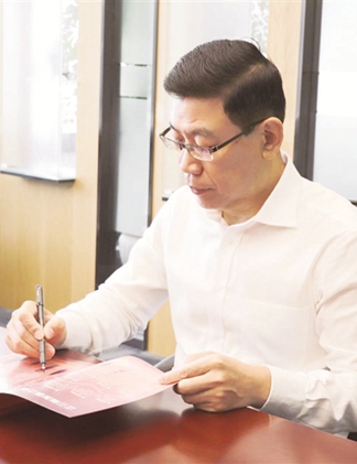以法为光 执守匠心——记上海市政协常委陆敬波
